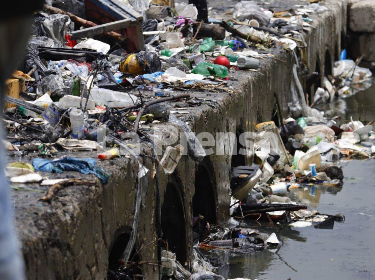 Tras denuncia de LA PRENSA: retiran toneladas de basura acumuladas en ríos y canales de SPS
