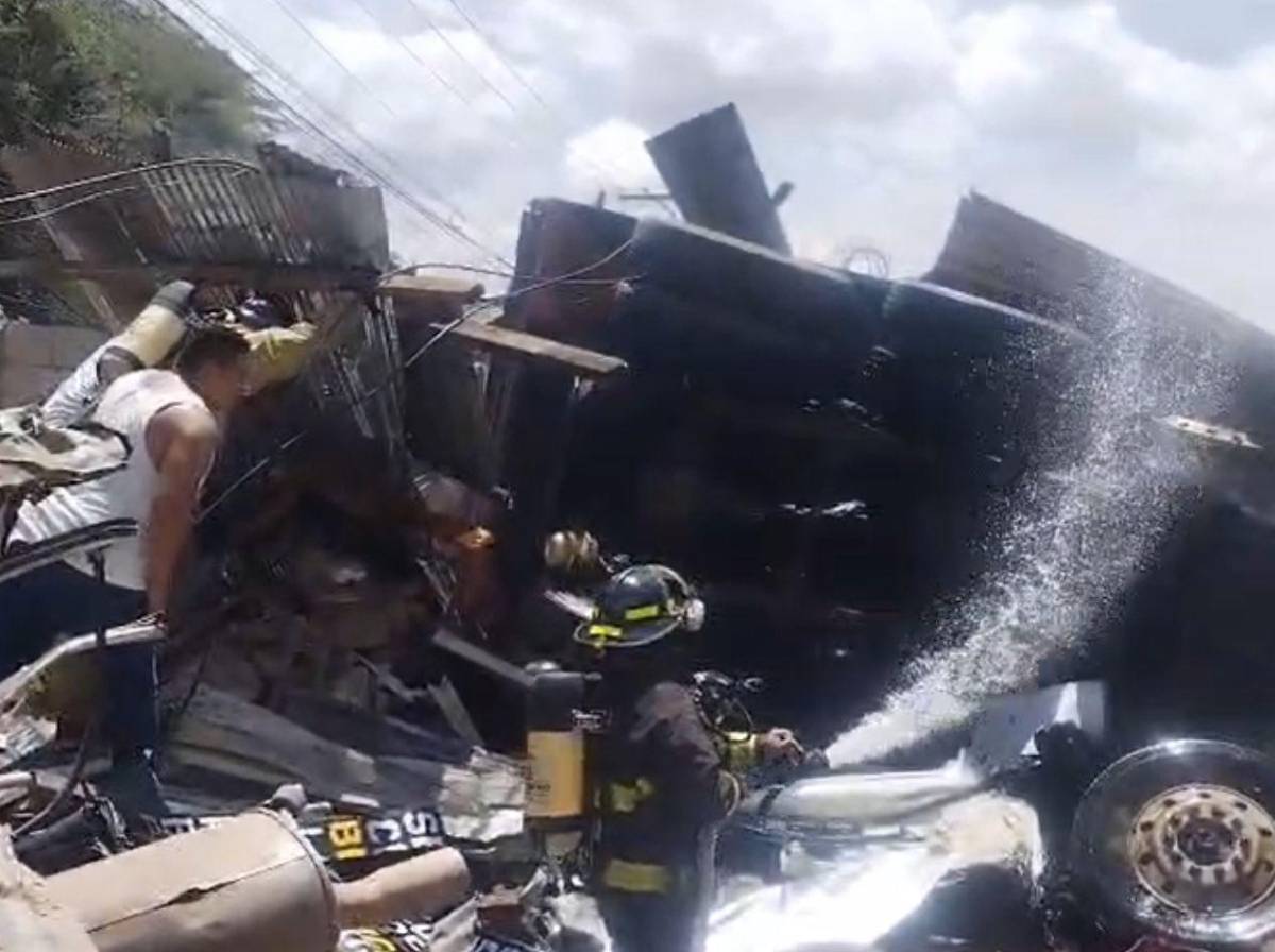 Volqueta impactó contra un taller: dolorosas imágenes del accidente en la colonia Villa Nueva