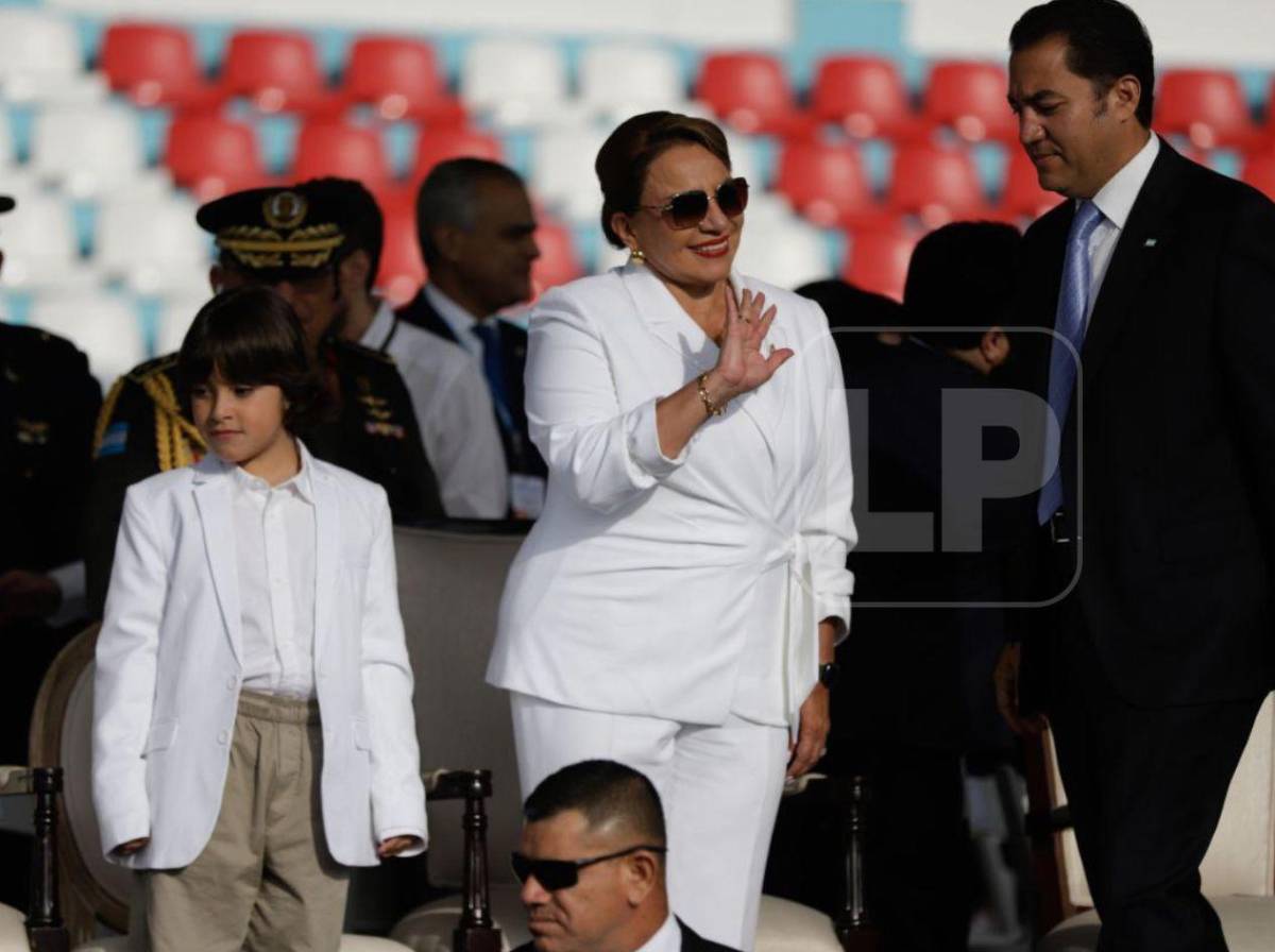 ¿Quién es el niño que acompaña a Xiomara Castro en el Estadio Nacional?