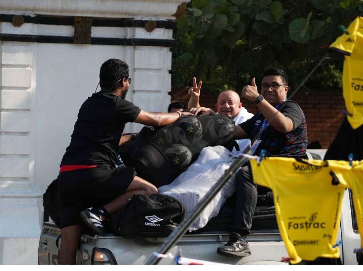Artista catracho y ambiente en las calles antes del Real España vs Olimpia