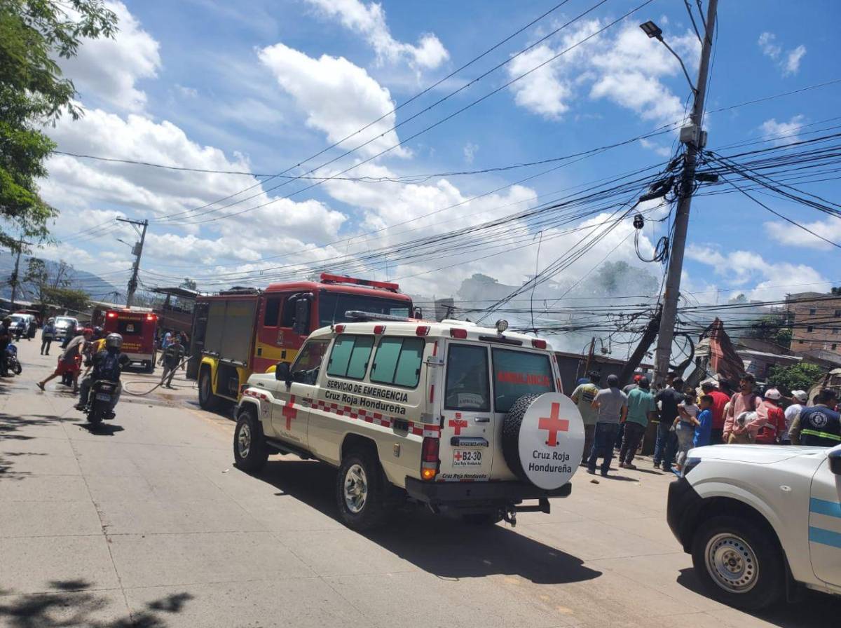 Volqueta impactó contra un taller: dolorosas imágenes del accidente en la colonia Villa Nueva