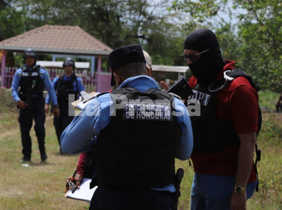 Rigores revive el dolor: forenses abren tumbas de las víctimas de la masacre