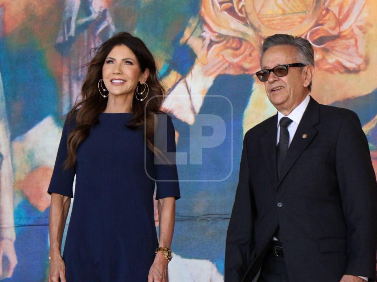 Sonriente y vestida de azul: así llegó Kristi Noem a Casa Presidencial
