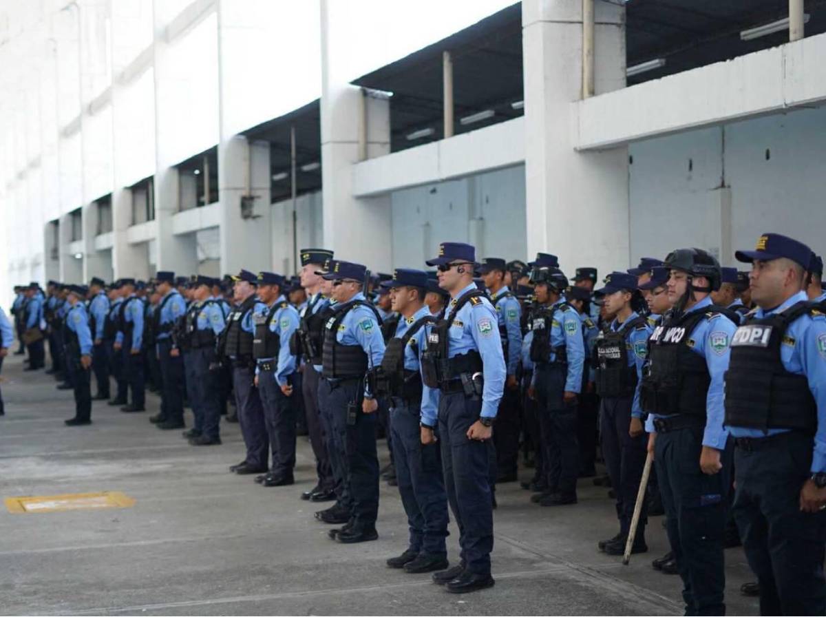 Artista catracho y ambiente en las calles antes del Real España vs Olimpia