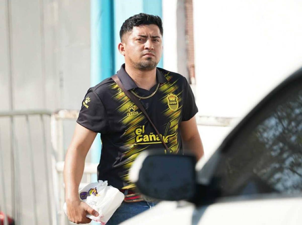 Artista catracho y ambiente en las calles antes del Real España vs Olimpia