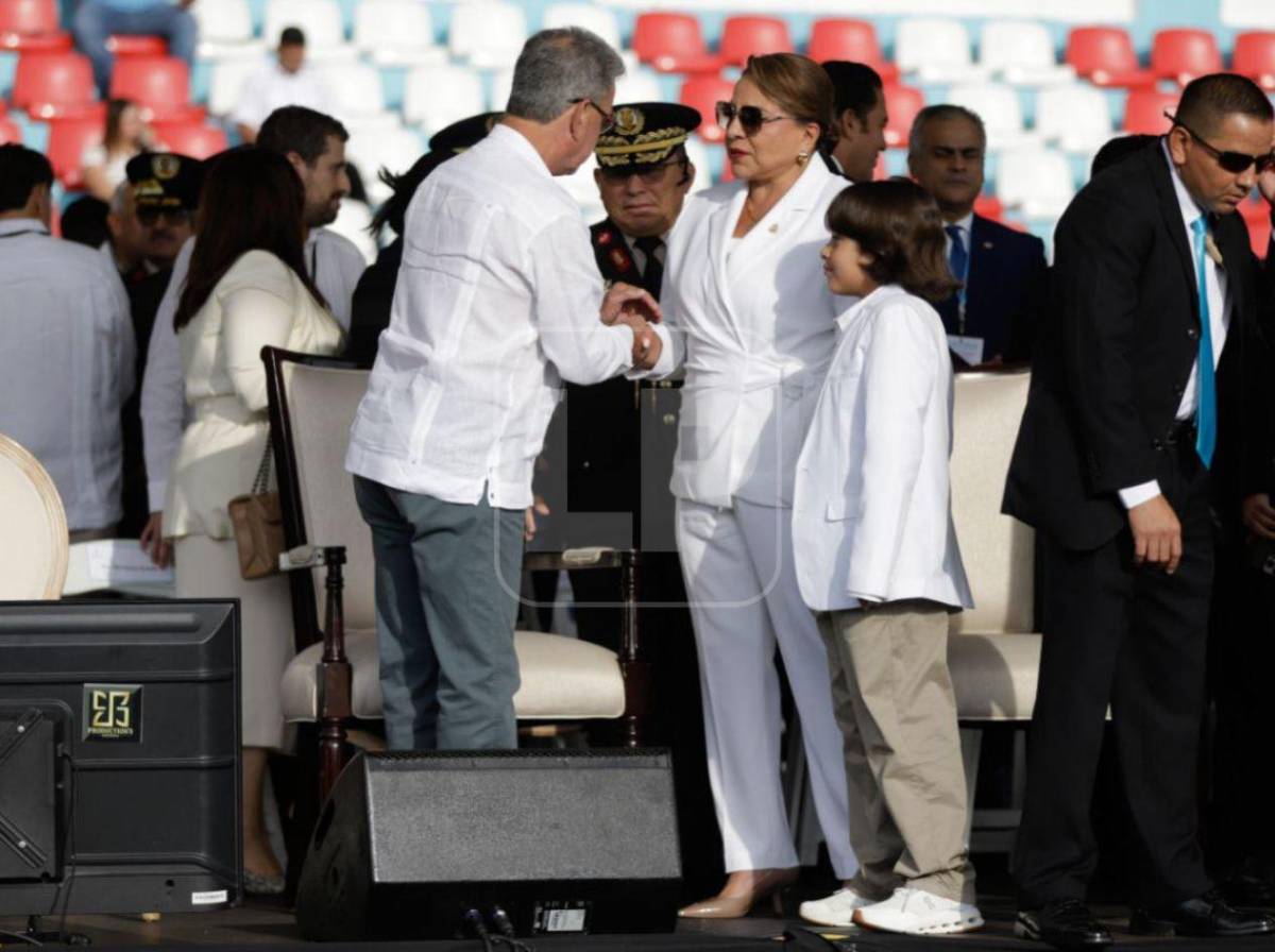 ¿Quién es el niño que acompaña a Xiomara Castro en el Estadio Nacional?