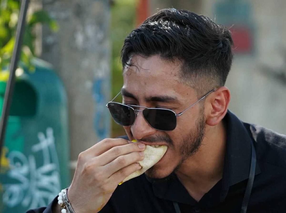 Artista catracho y ambiente en las calles antes del Real España vs Olimpia