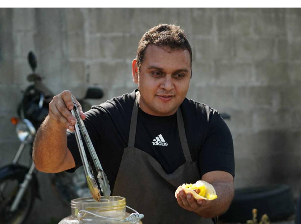 Artista catracho y ambiente en las calles antes del Real España vs Olimpia