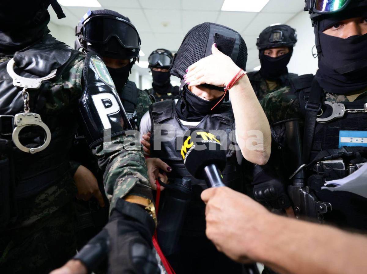 Con chaleco antibalas, casco y pasamontañas llegó exfiscal Francia Medina a tribunales de SPS