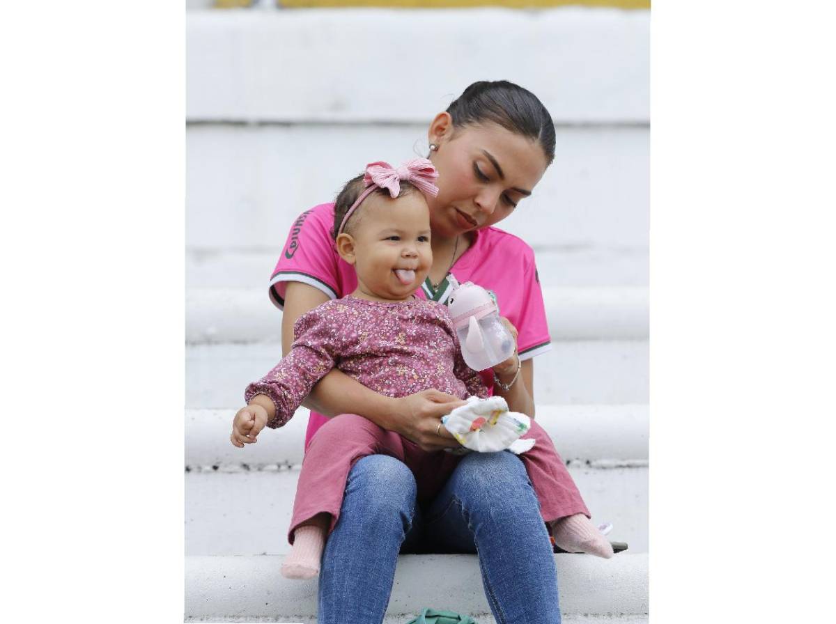 ¿Quién es la periodista que robó suspiros? Ambiente en el Marathón-Victoria