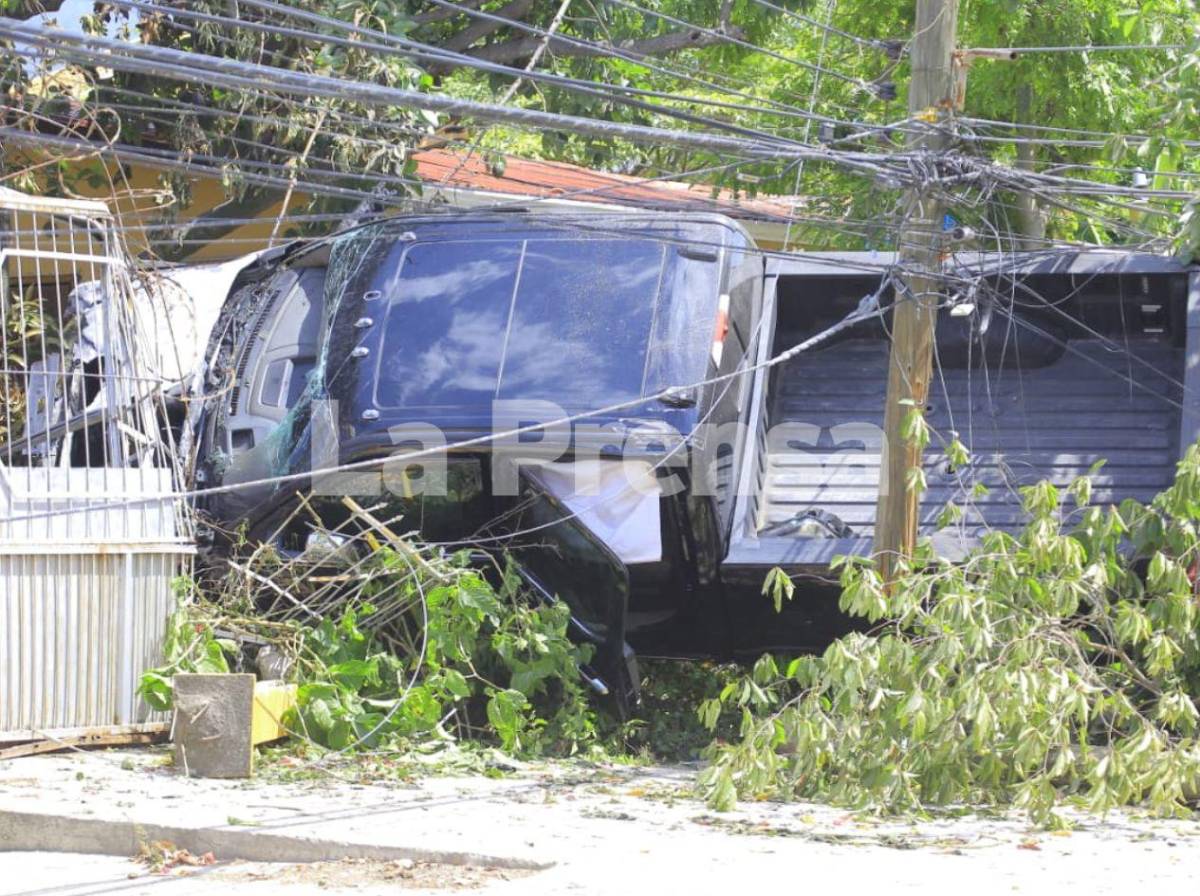 Camioneta queda incrustada en el muro de una casa tras accidente en colonia Sitraplast de SPS