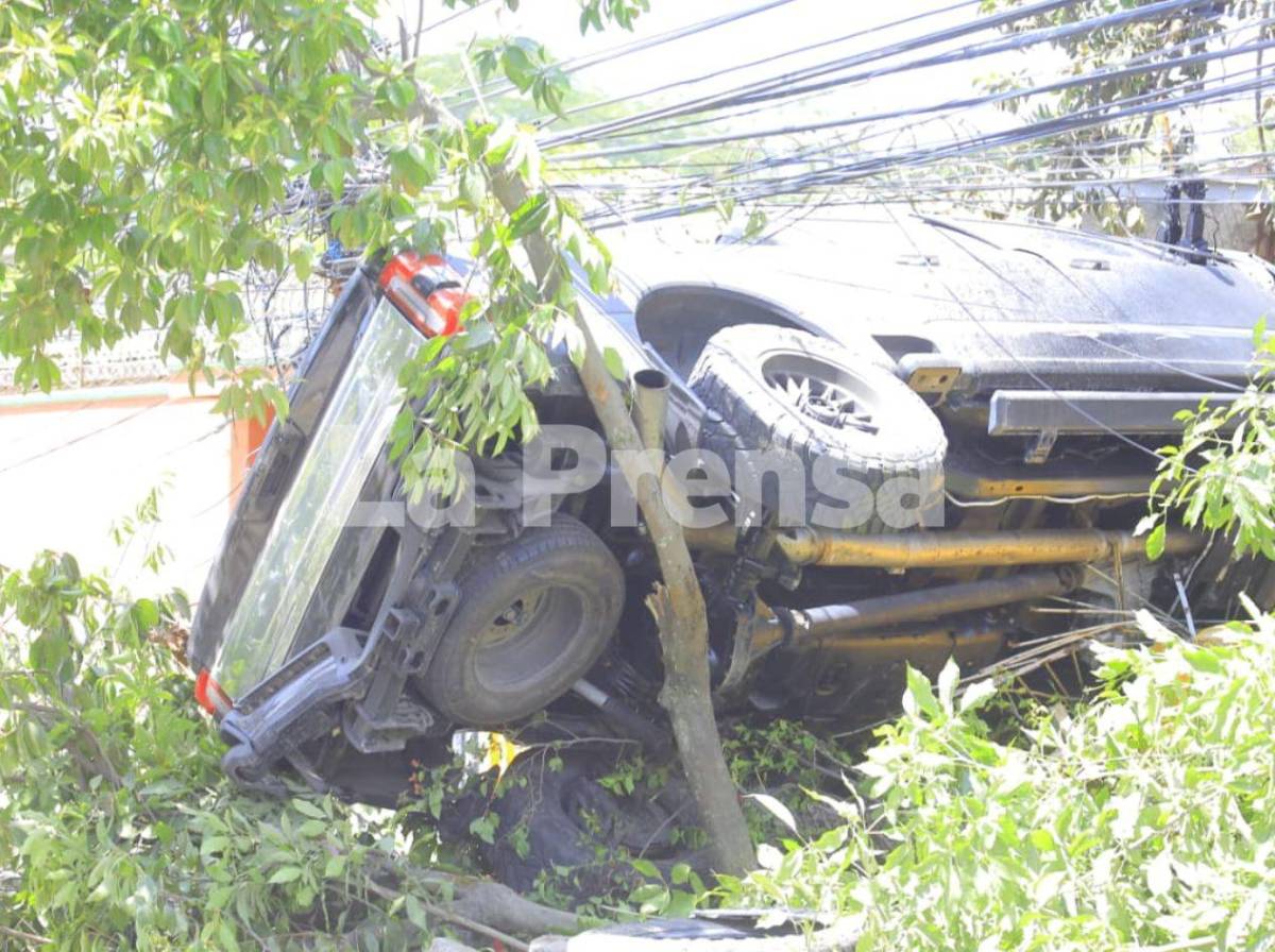Camioneta queda incrustada en el muro de una casa tras accidente en colonia Sitraplast de SPS