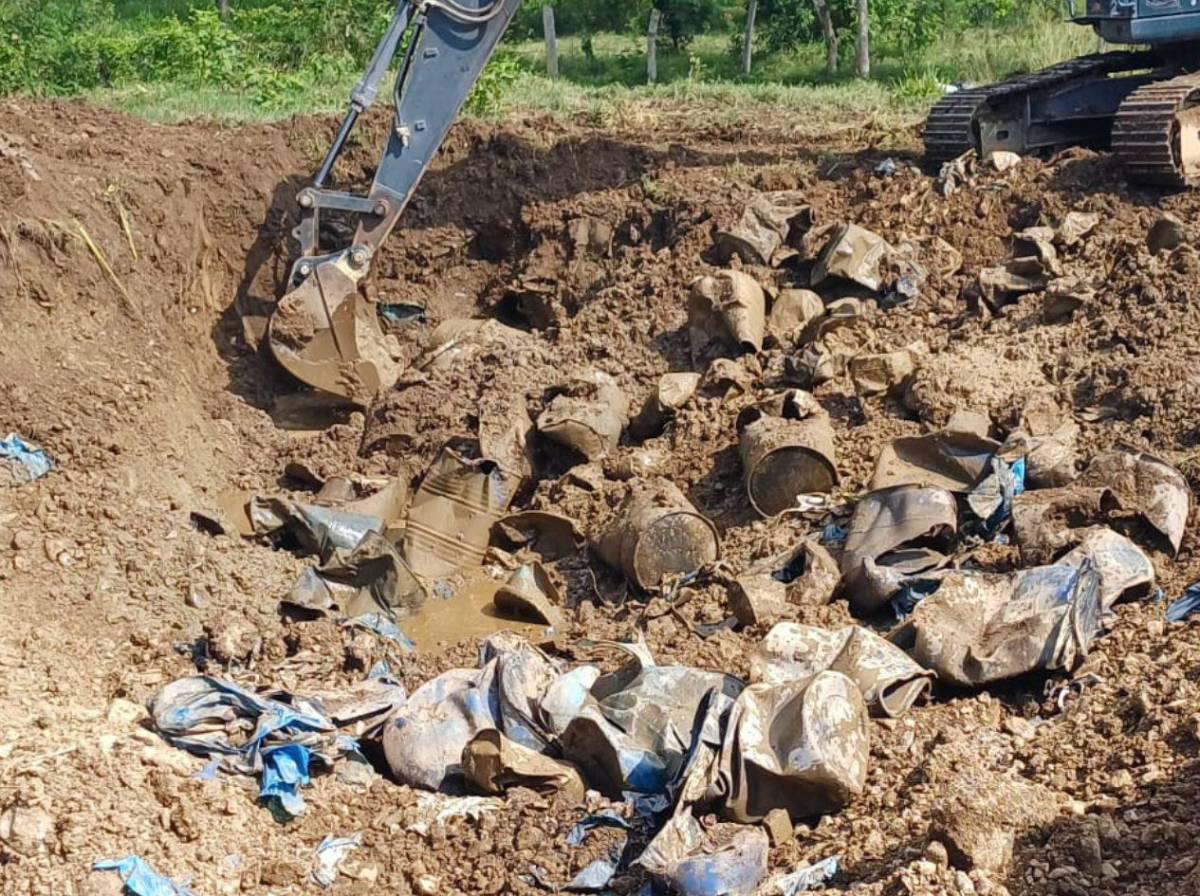 ¿Qué contienen los barriles descubiertos en propiedad de Magdaleno Meza?