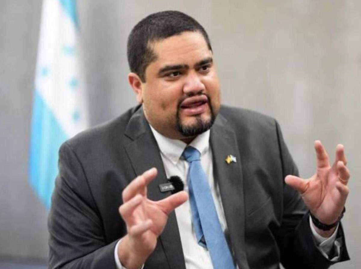 José Carlos Cardona se burla de Isis Cuéllar por salir huyendo de la asamblea de Libre