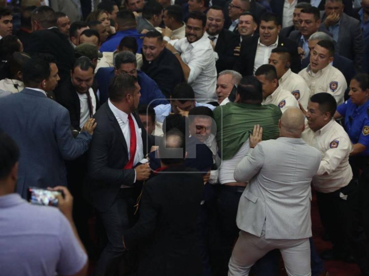 Empujones y cohetes: lo que no se vio del zafarrancho en el Congreso Nacional