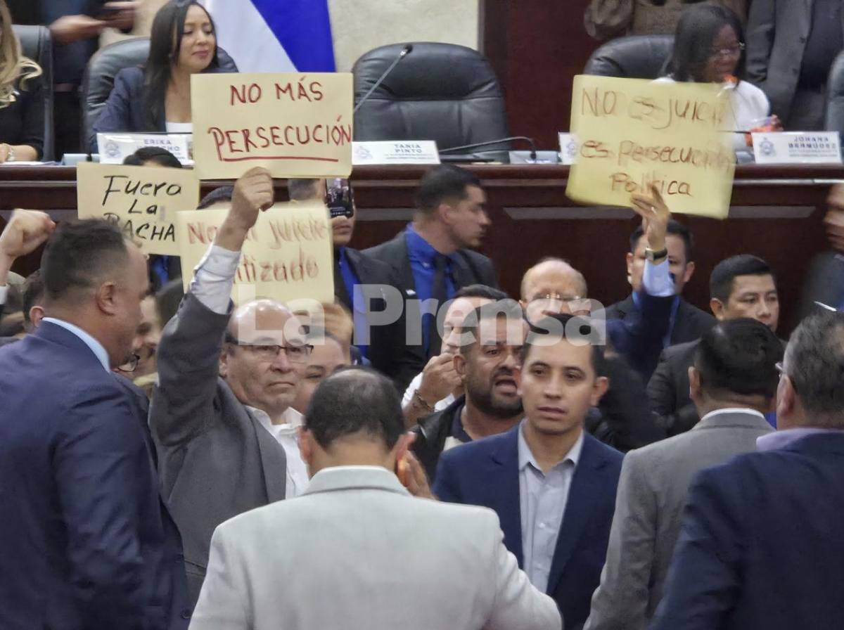 Silbidos y consignas en lectura de informe de la comisión de juicio político en el Congreso