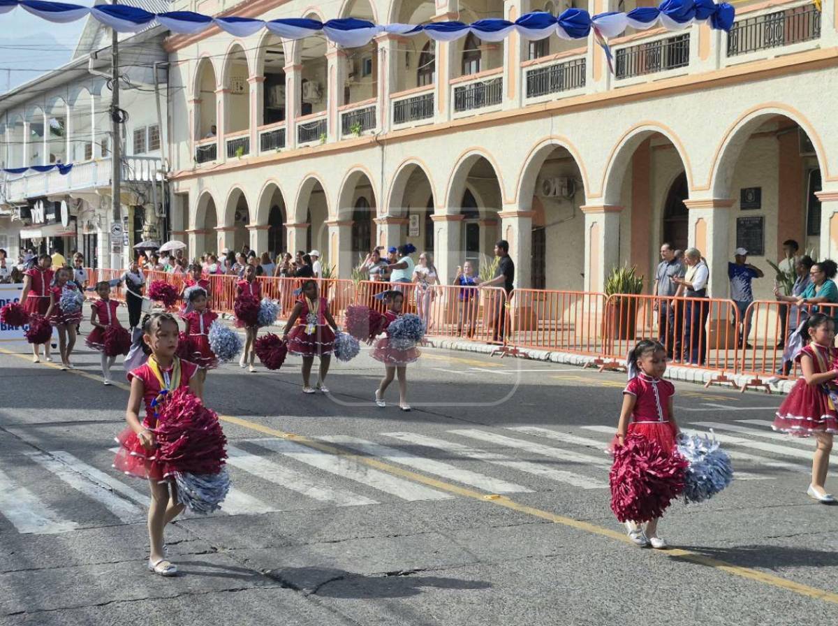 26 escuelas engalanan los desfiles patrios en La Ceiba