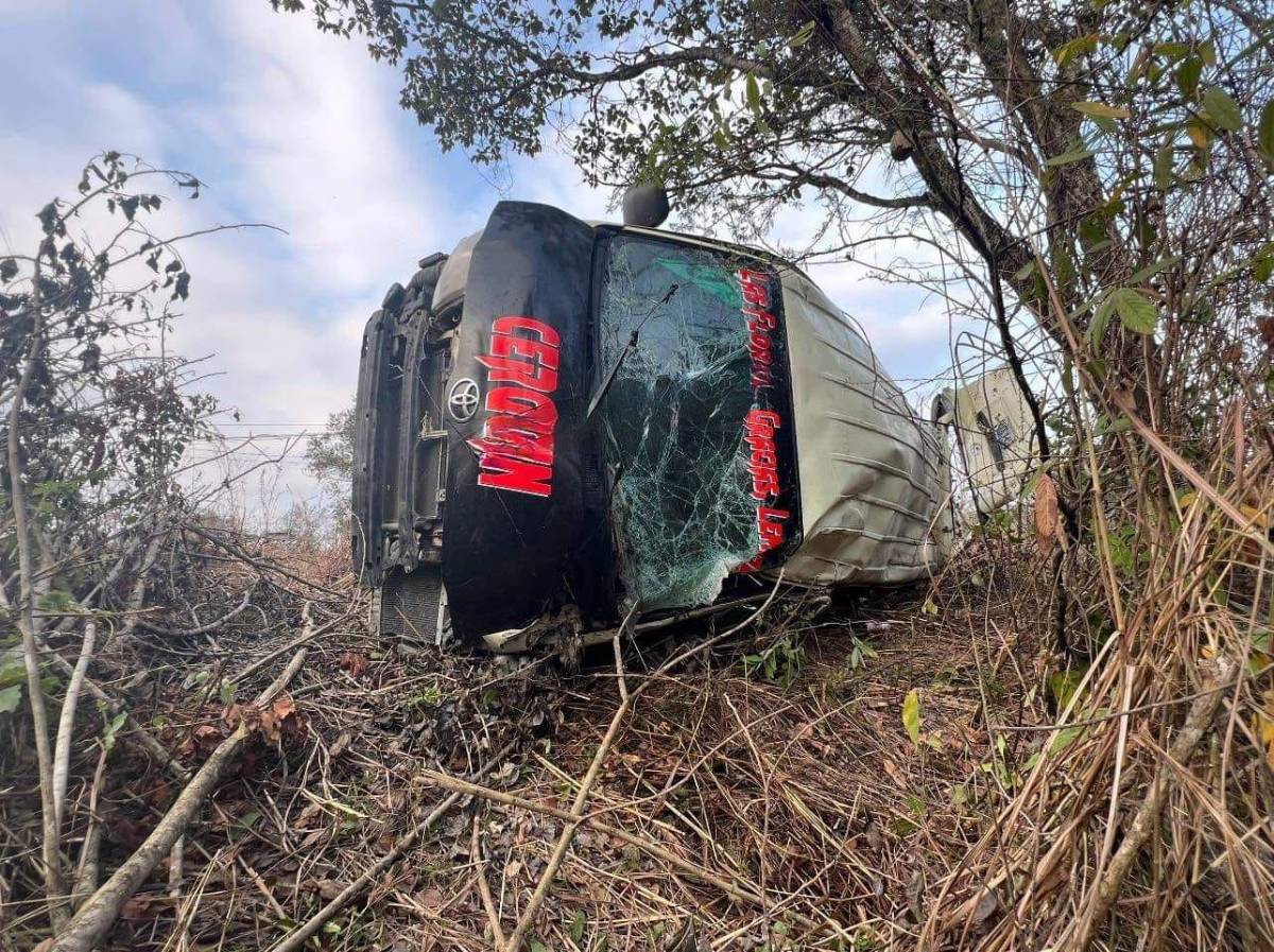 ¡Vivos de milagro! Tres heridos al volcar bus en desvío a Lepaera, Lempira