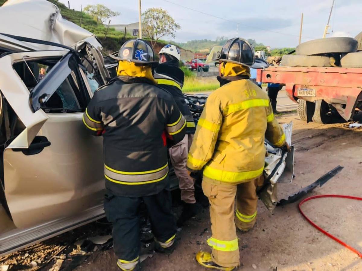 El vehículo pick-up, donde se trasladaba la víctima con su pareja, impactó en la parte trasera de una rastra en la internacional carretera CA-4, del occidente de Honduras. Fotografía: Cortesía.