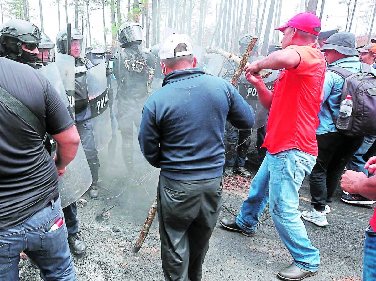 Agreden a expolicías al ser desalojados de una protesta en Tegucigalpa