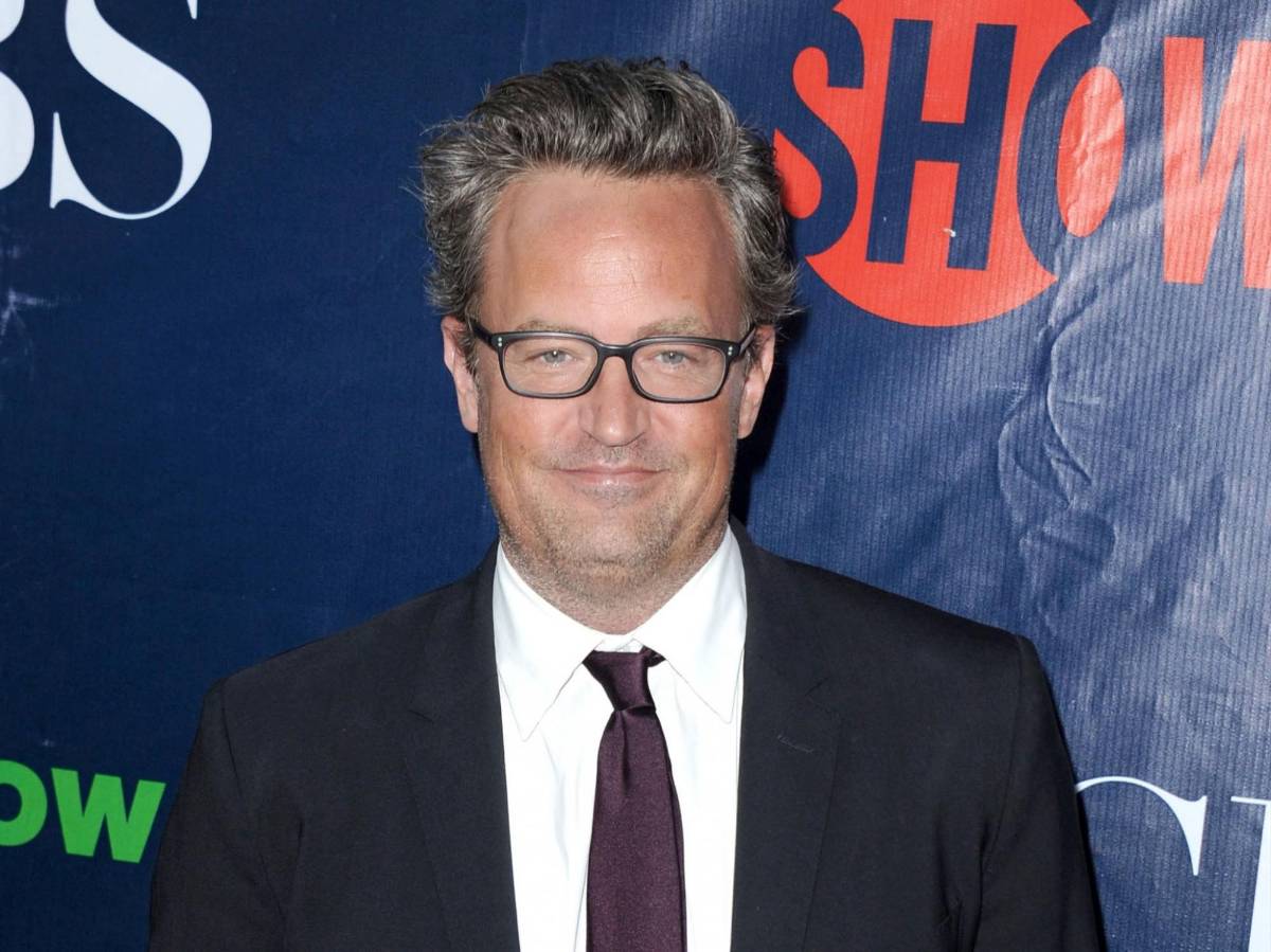 Matthew Perry estaba ‘muy solo’ antes de su muerte, asegura su madre