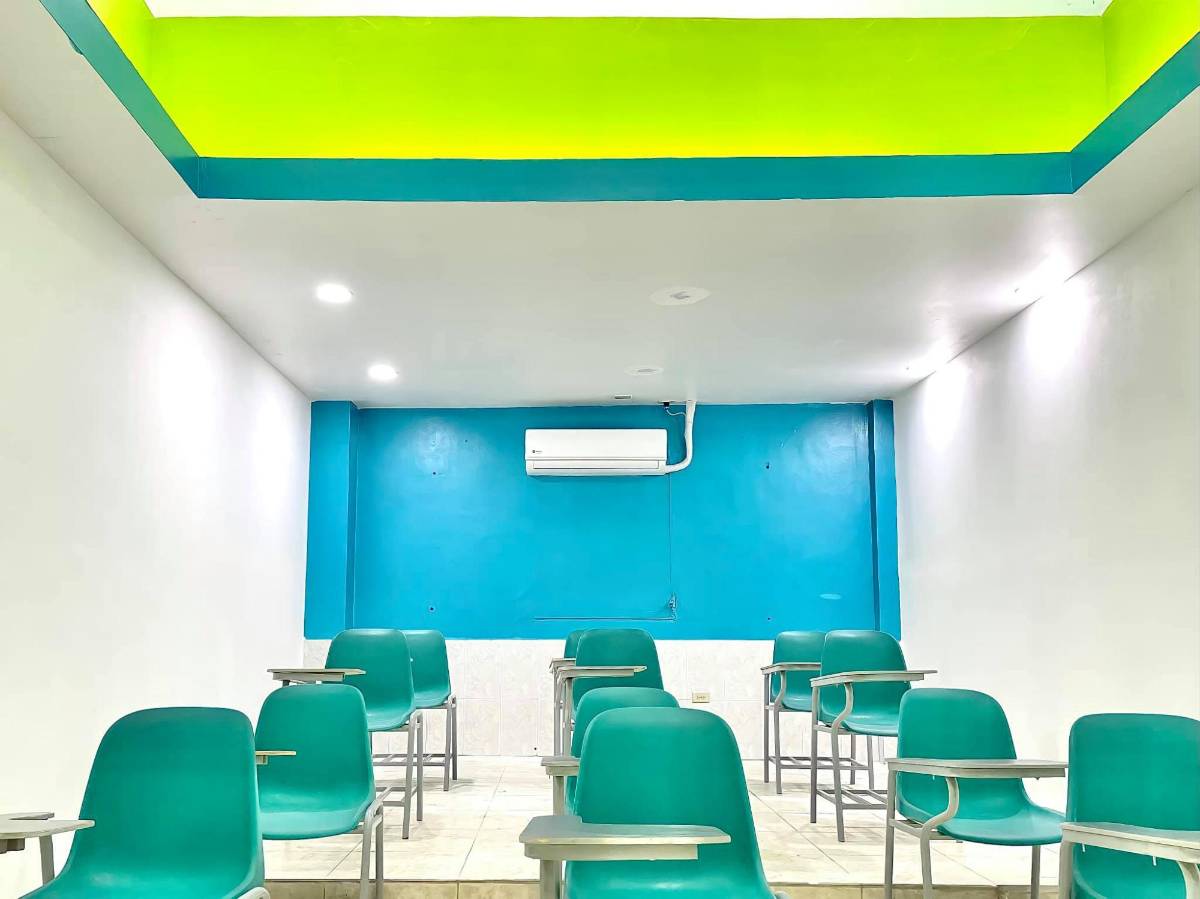 La academia cuenta con múltiples aulas para recibir las clases.