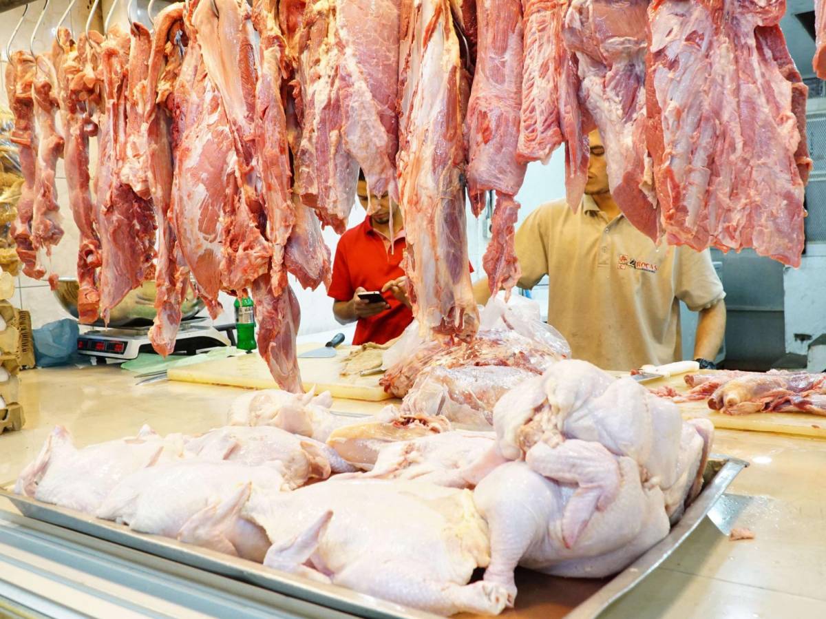 La carne de res y de cerdo también han tenido un leve aumento en las últimas semanas. Los huevos y verduras nivelaron su precio en el mes de enero.