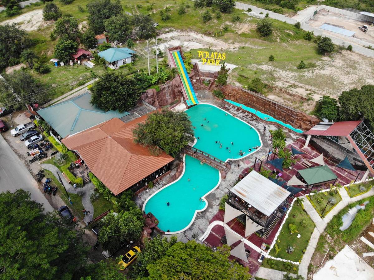 Piratas Park: Está ubicado en la calle principal hacia el municipio de San Jerónimo en Comayagua, kilómetro 18. Su concepto también es de piratas, cuenta con piscinas, tobogán extremo y restaurante.ENTRADAS: Adultos L130. Niños L90FACEBOOK: parqueacuaticopiratasPARA MÁS INFORMACIÓN: 3235-3475