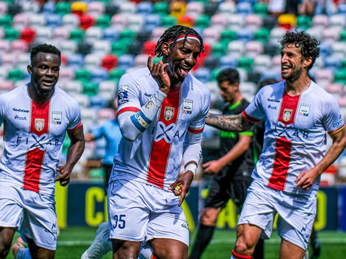 Bryan Róchez celebrando uno de sus goles en el triunfo del UD Leiria.