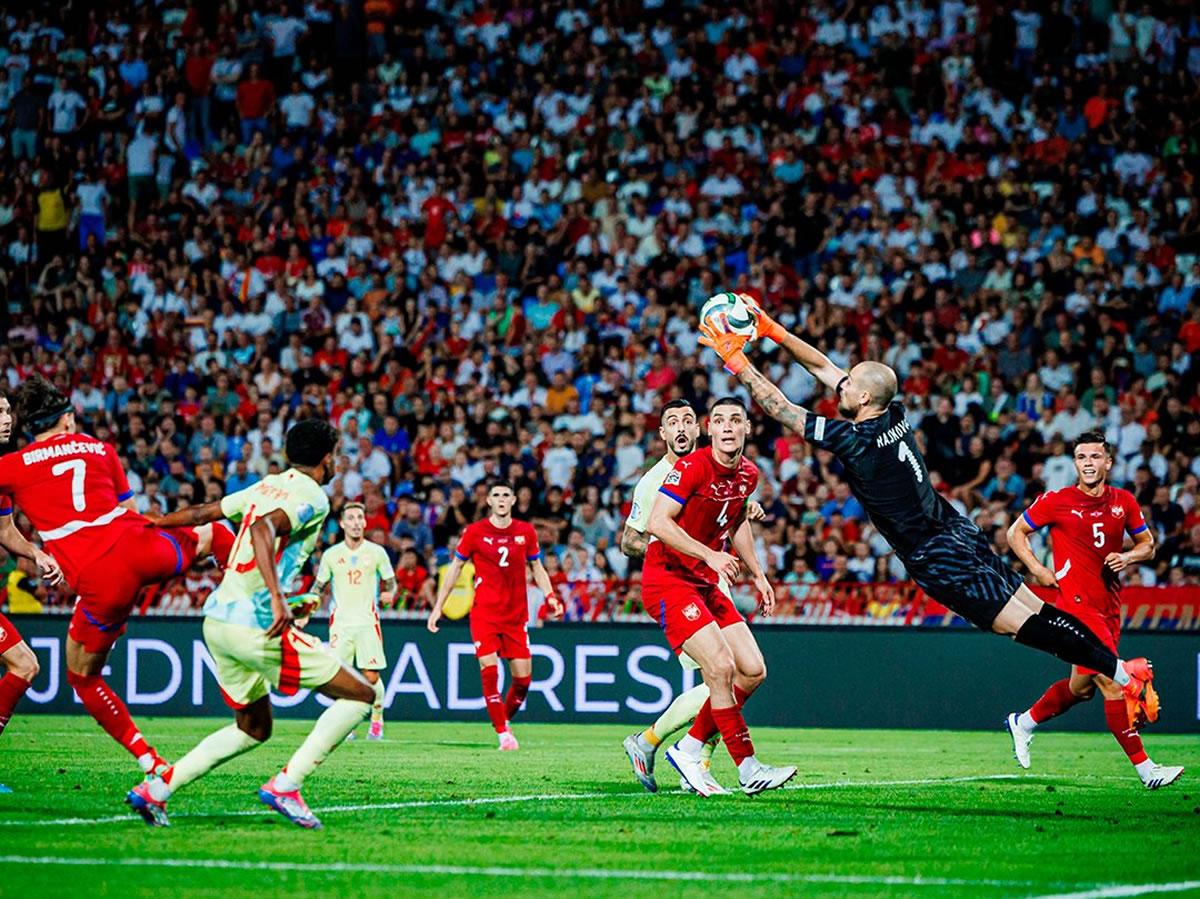 El portero serbio Predrag Rajkovic fue la gran figura de su selección ante España.