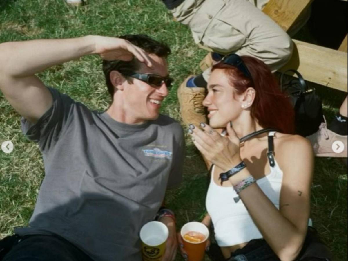 Aseguran que Dua Lipa se ha comprometido con Callum Turner