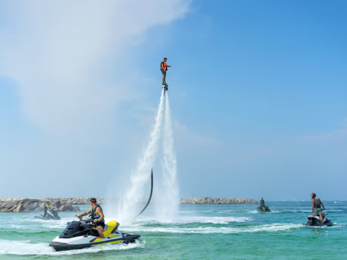 $!Turistas practicando Flyboard en Roatán.