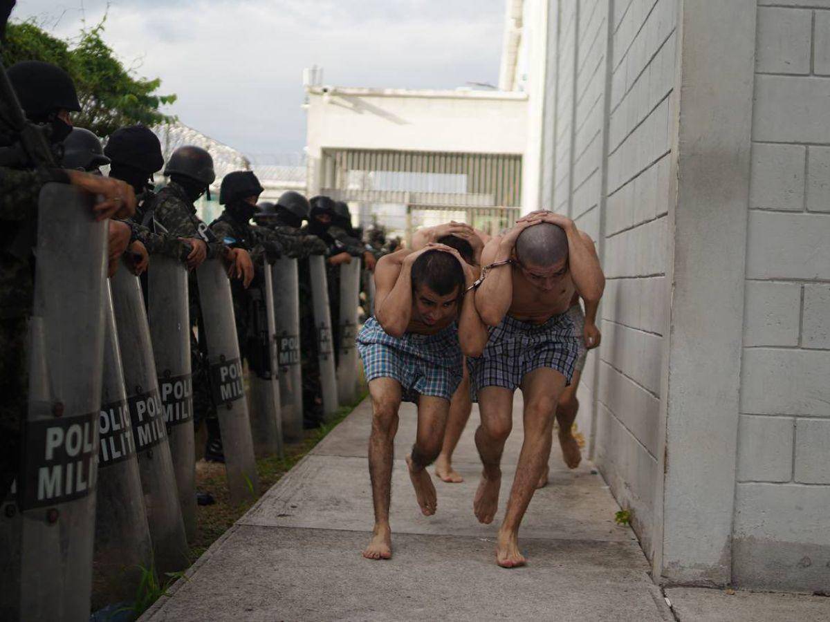 $!Una de las primeras medidas de los militares fue movilizar a los reos hacia el patio de los recintos carcelarios para realizar una exhaustiva requisa.