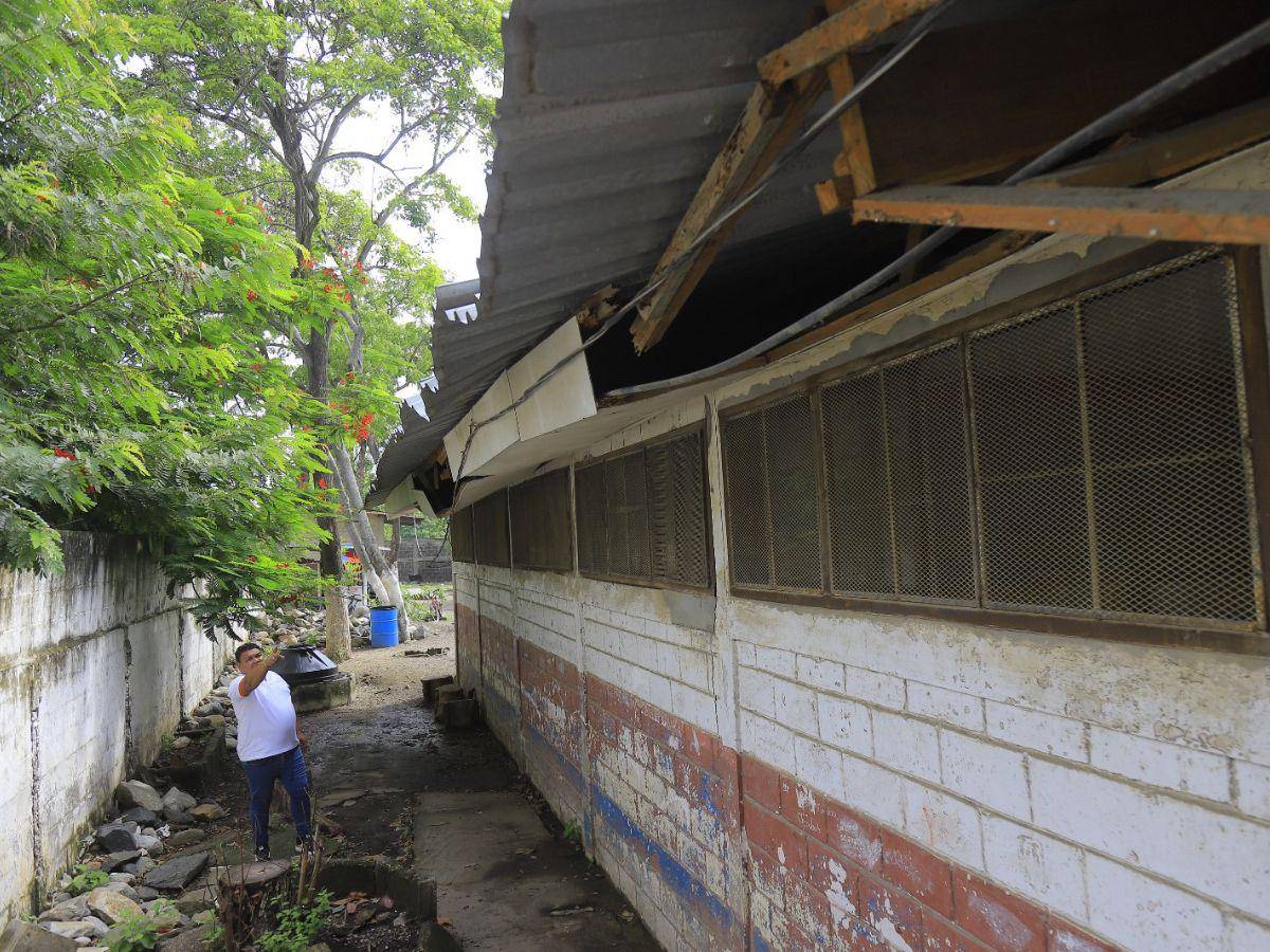 $!El Instituto Copantl, ubicado en el sector de la Rivera Hernández, muestra daños en el techo de varias aulas.