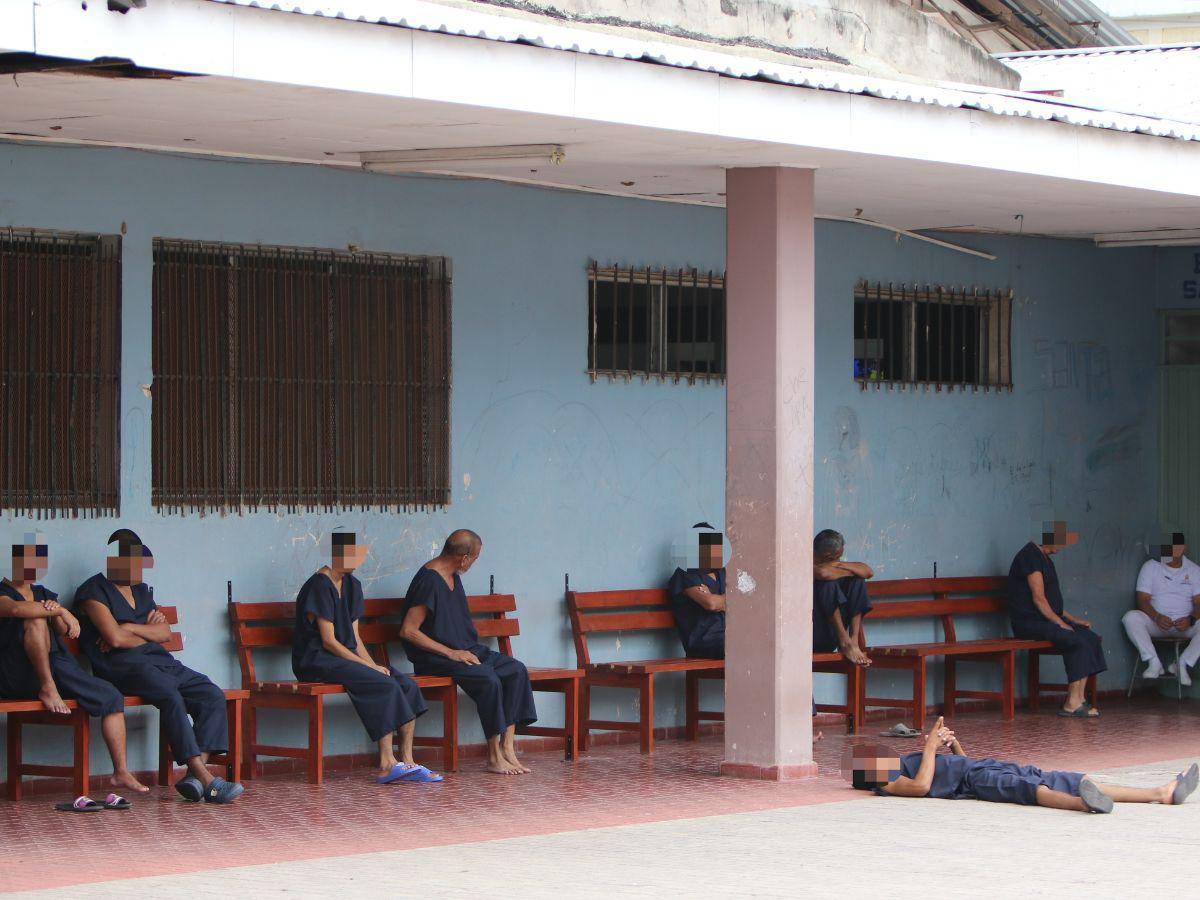 $!Pacientes jóvenes y longevos toman el sol por la mañana, mientras un enfermero los vigila. No había guardias de seguridad en las salas de internamiento.