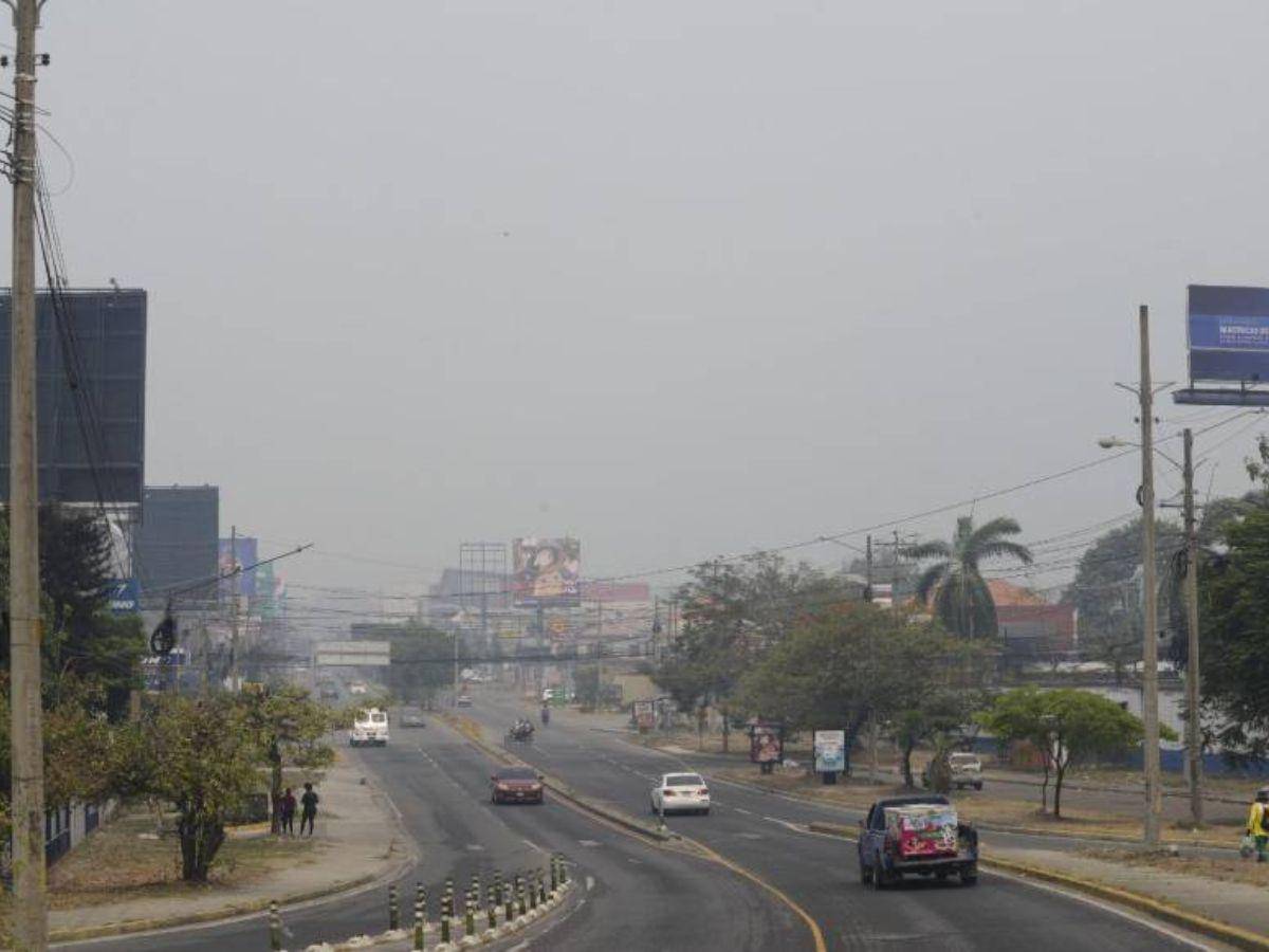 $!La densa capa de humo con partículas peligrosas provoca poca visibilidad en la ciudad industrial.