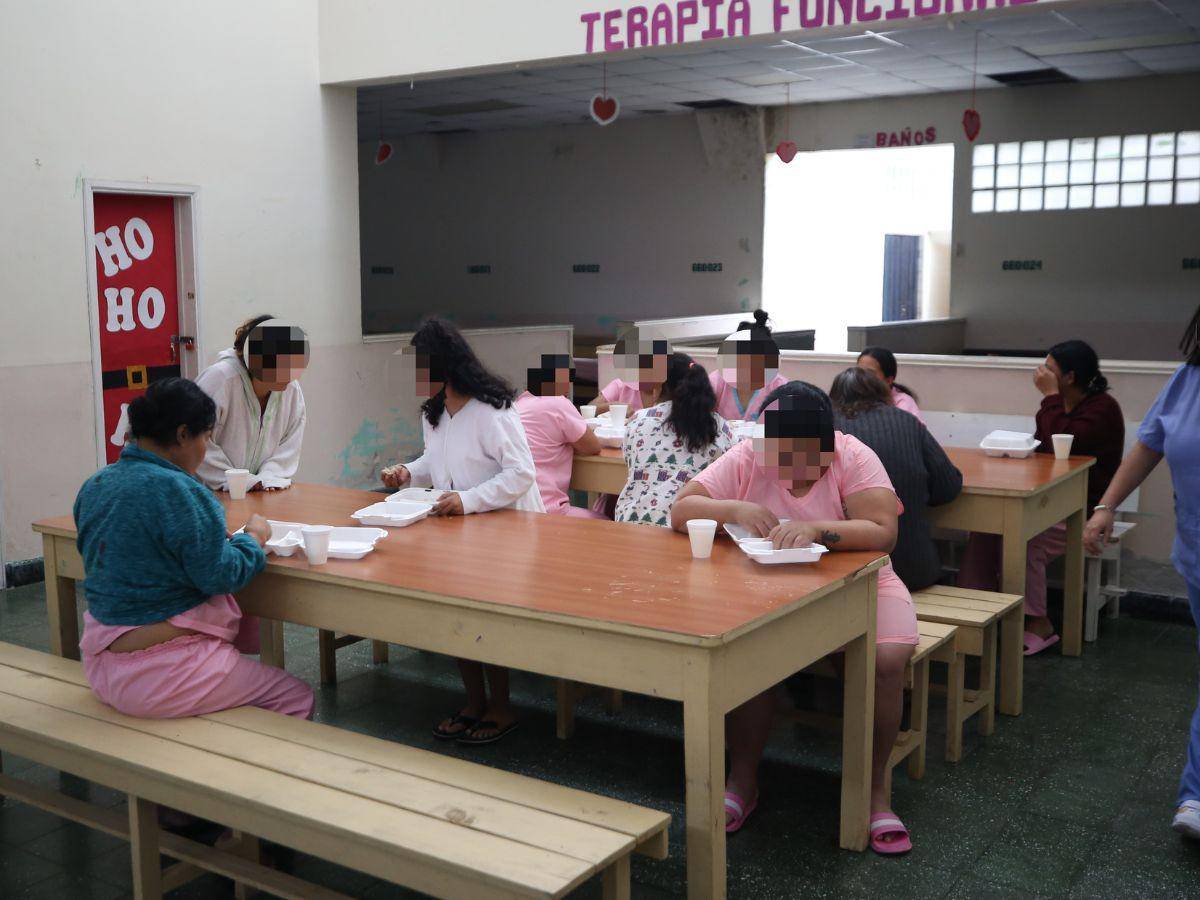 $!En la sala de internamiento de mujeres existe tensión por la presencia de pacientes judicializadas. Los grupos comen en diferente mesa, pero duermen bajo el mismo techo.