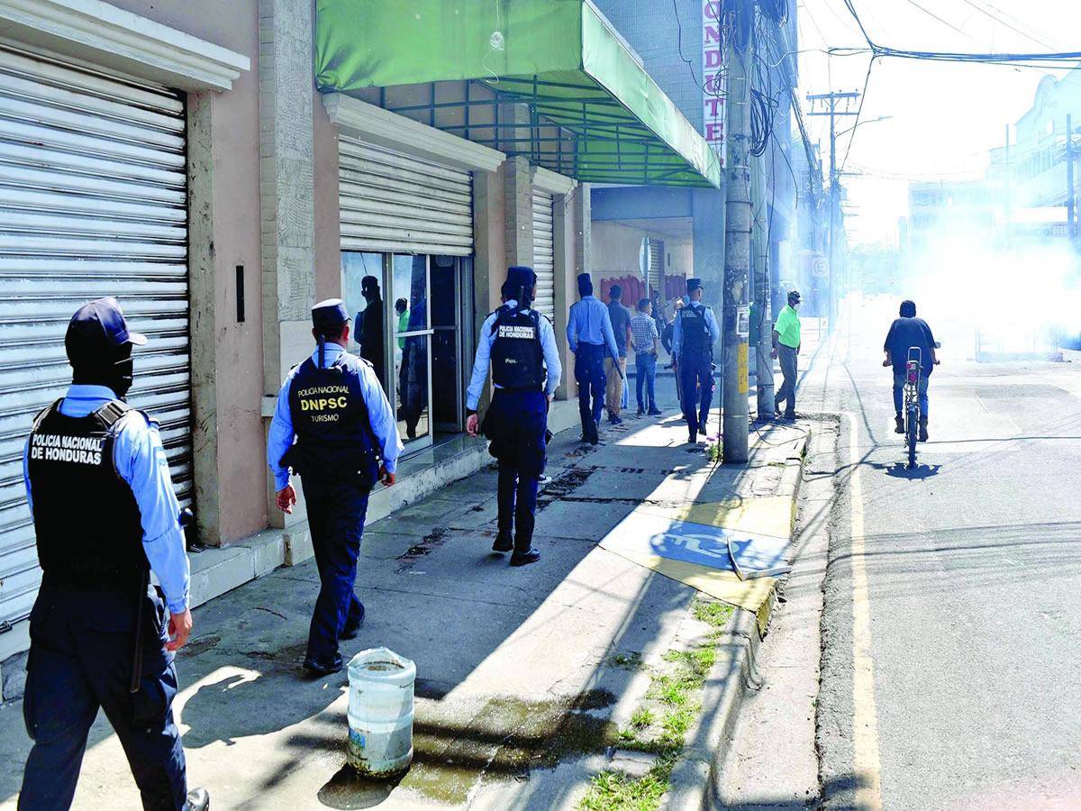 $!Decenas de negocios de la tercera, cuarta y quinta avenida cerraron ayer luego de recibir advertencias por parte de grupos de manifestantes.