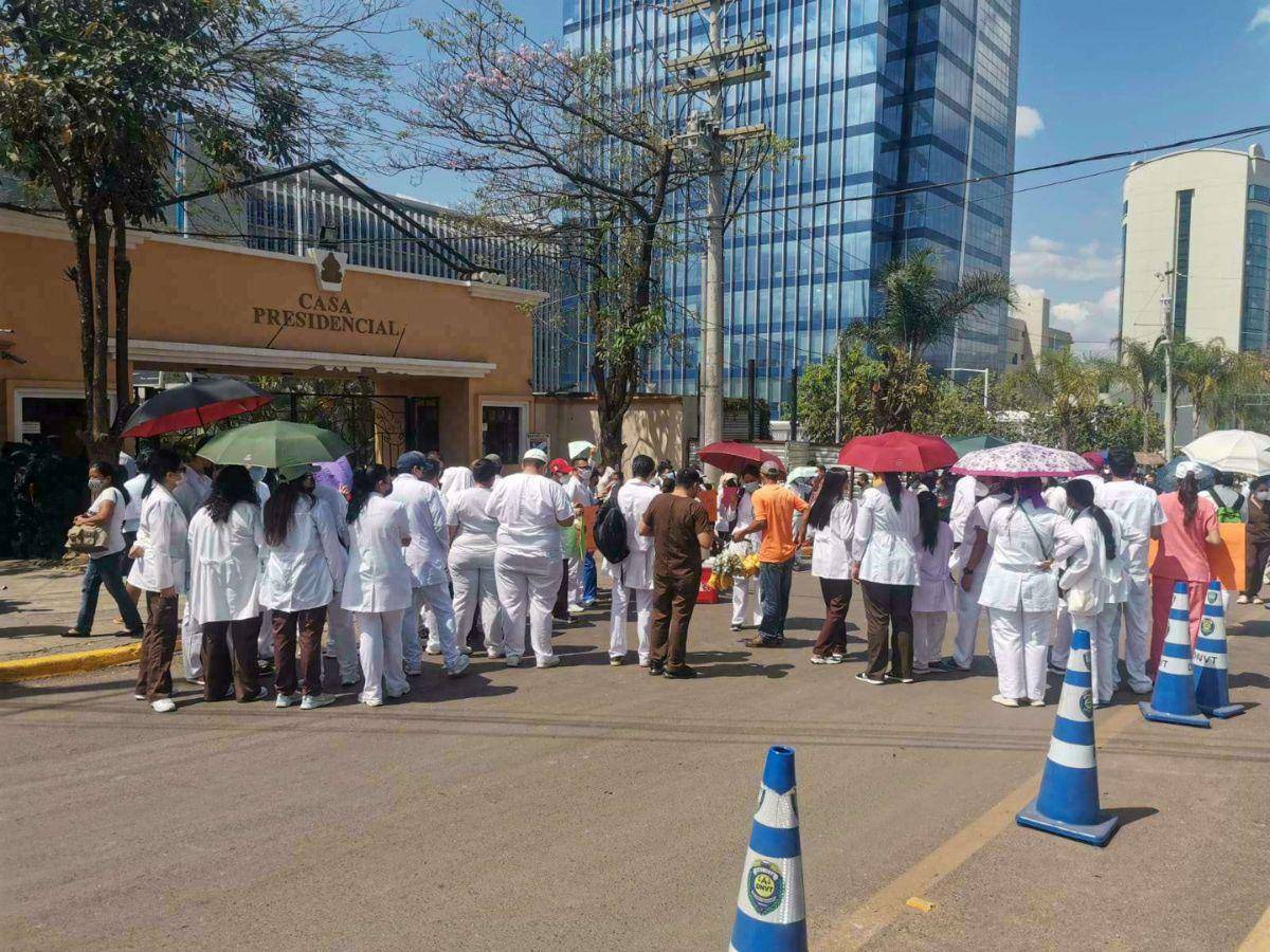 $!Los médicos generales pueden optar a una beca para especializarse, pero con la condición de que al culminar sus estudios laboren en el Seguro Social o en la Secretaría de Salud durante un determinado tiempo.