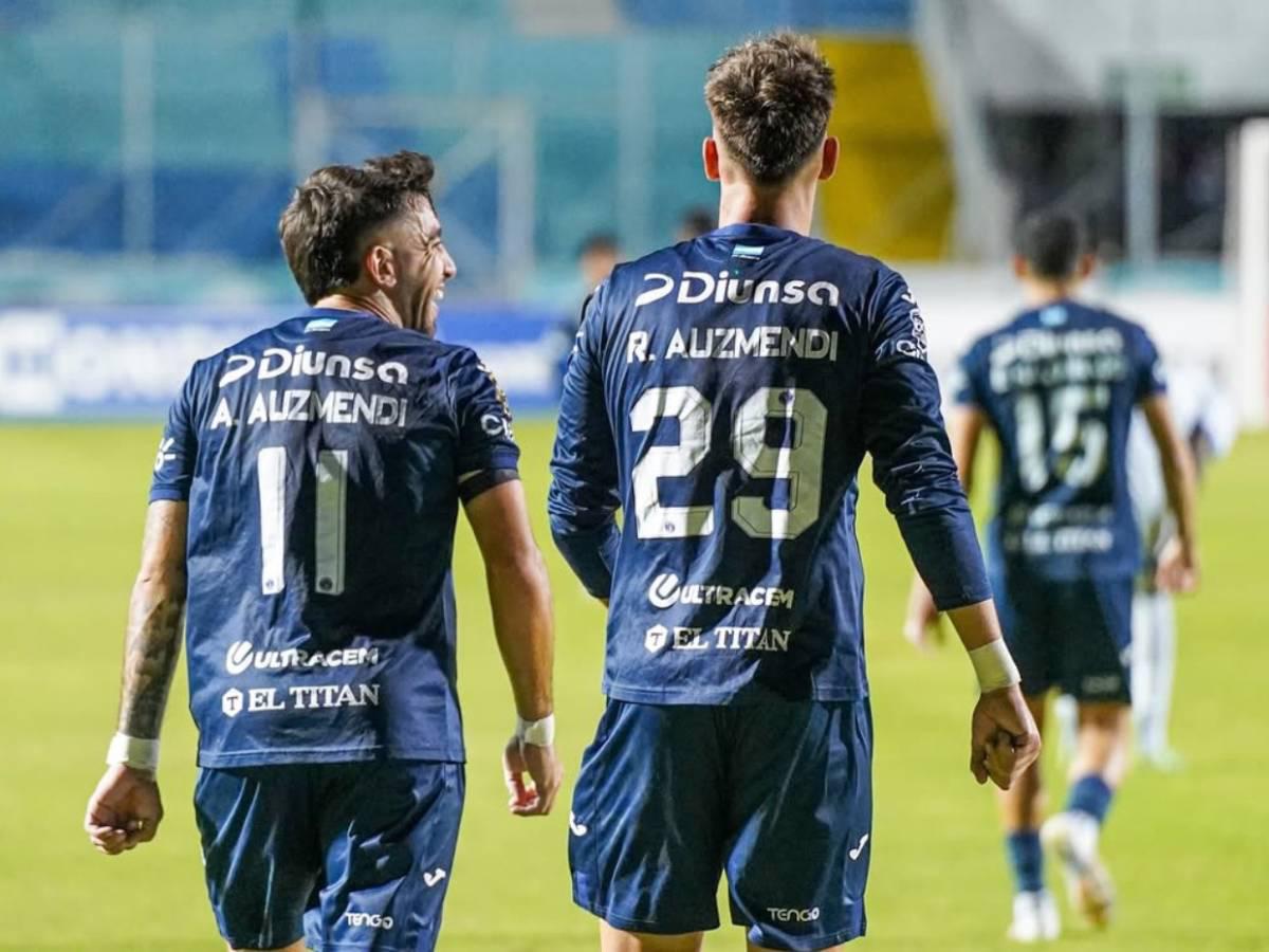 Rodrigo junto a su hermano Agustín Auzmendi en el juego ante el Victoria.