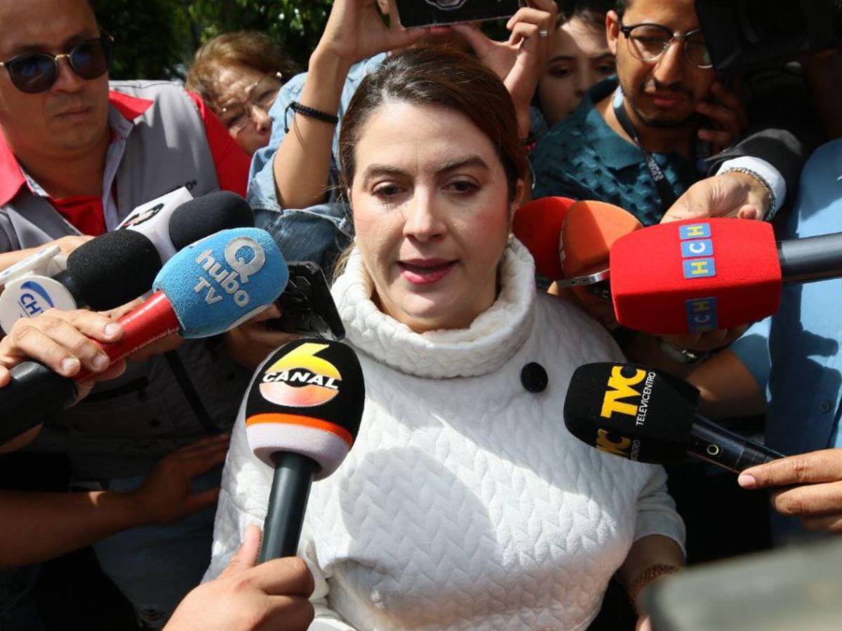 “Vengo a rescatar el nombre de mi hija”: Cossette López responde con una querella a César Silva y Rony Martínez tras insultos en UneTV