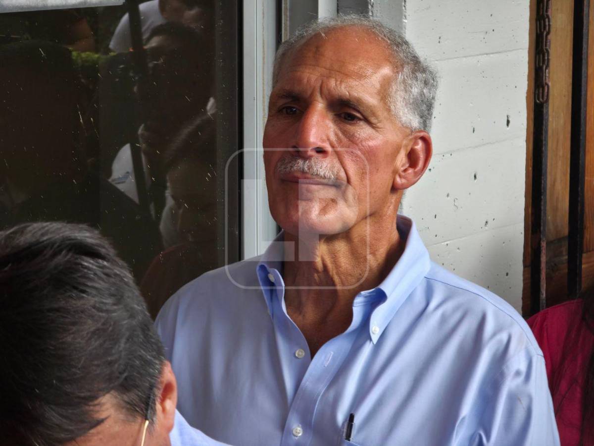 Hizo fila y “activó la racha”, así votó Nasry Asfura en la UPNFM