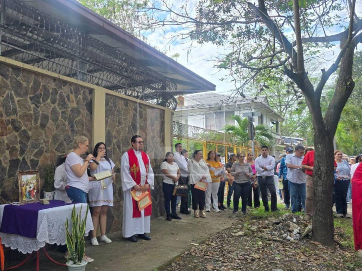 Fieles de parroquia Guadalupe participan en viacrucis