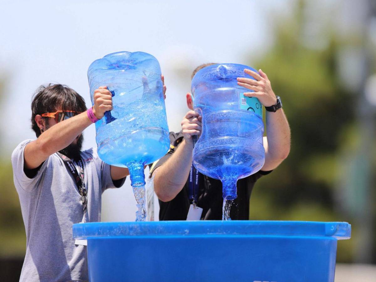 Ambiente y belleza en el partido Panamá-Honduras: ¿quién es la chica de pelo rubio?
