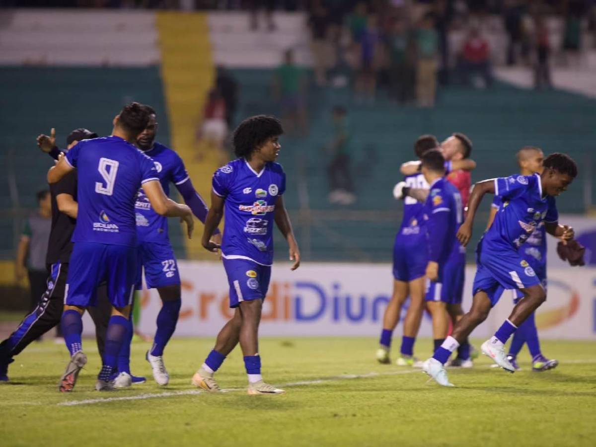 Sufrimiento de Marathón, jugador rompió en llanto, héroe inesperado y Victoria festeja