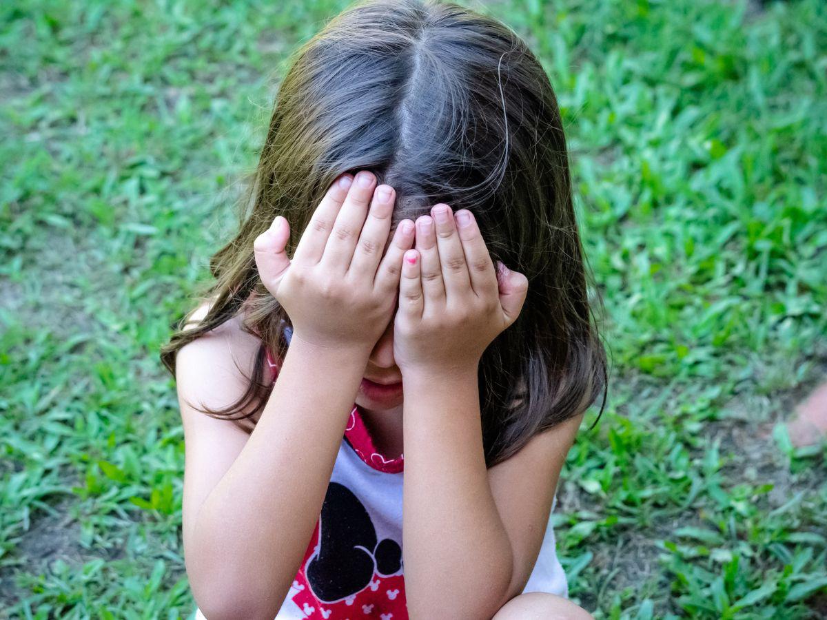 El caso provocó un debate sobre la vulnerabilidad de los menores en entornos familiares y la prevención del abuso sexual infantil.