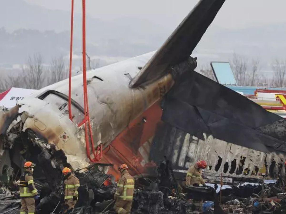 Revelan que caja negra del avión surcoreano dejó de grabar 2km antes del accidente