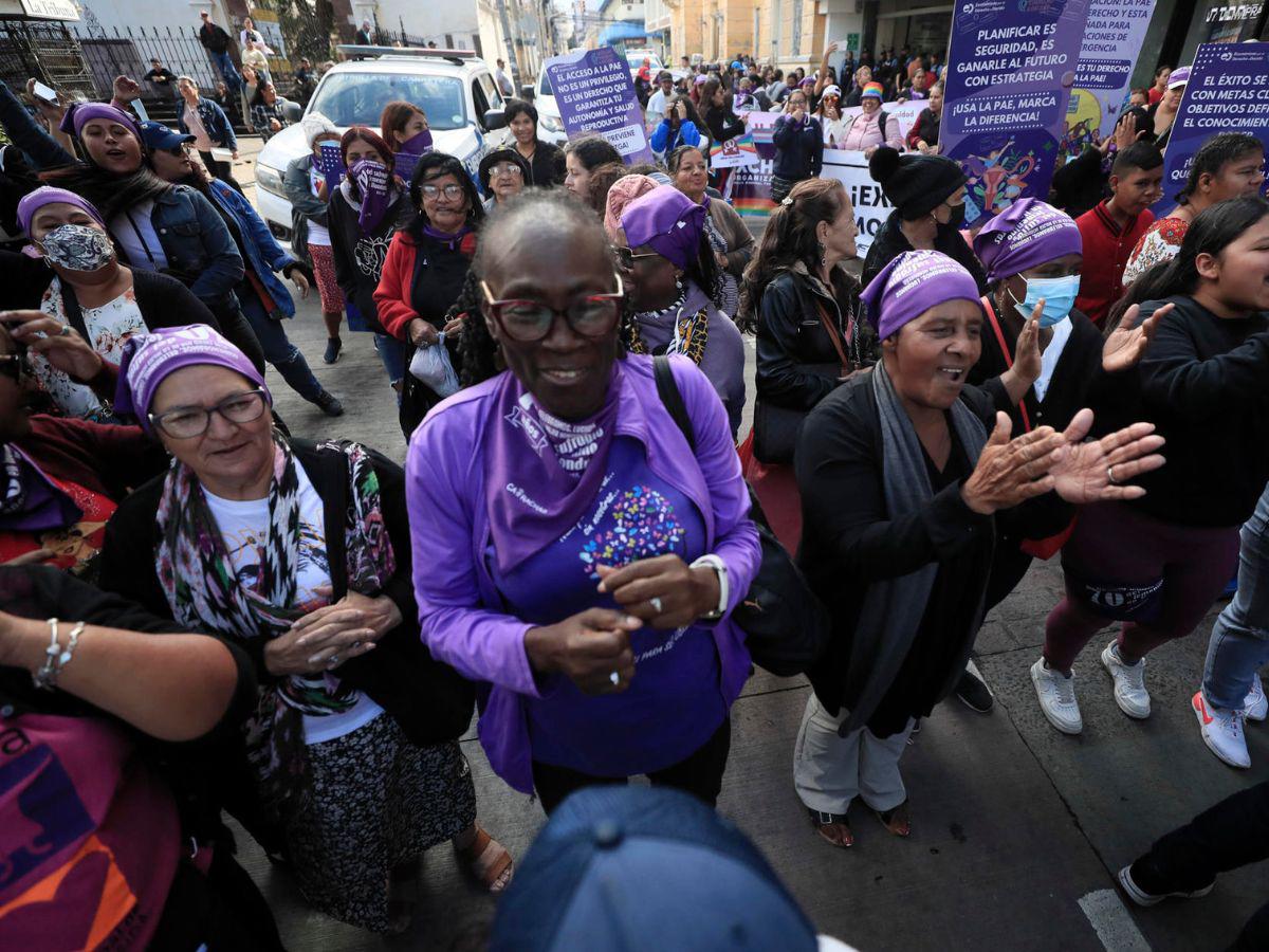 Mujeres hondureñas conmemoran su día exigiendo justicia y que cese la violencia