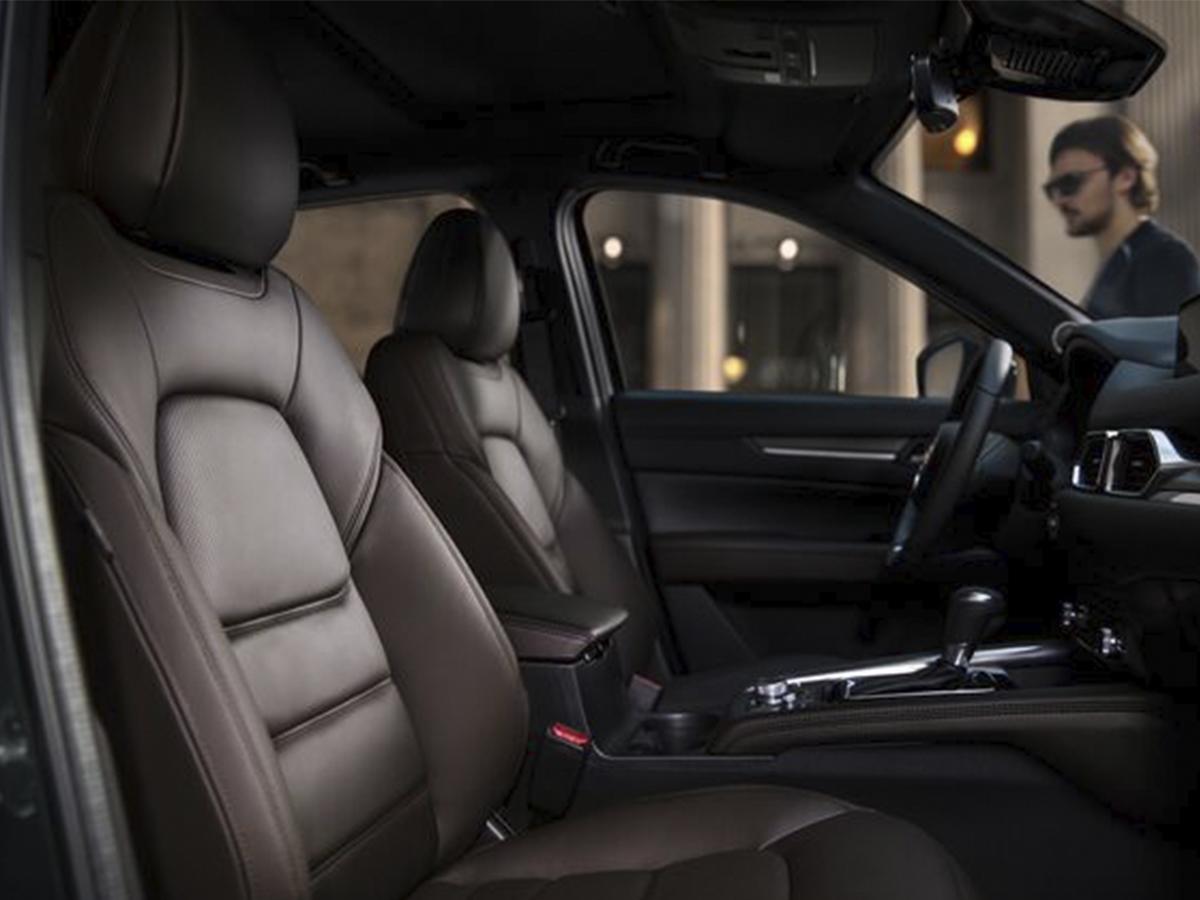 Sus asientos de cuero le brindan comodidad y estilo.