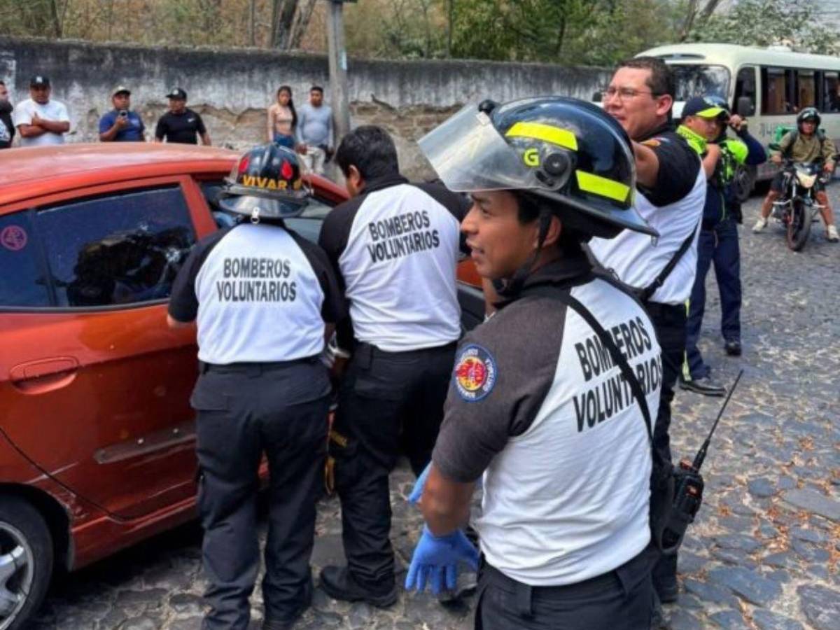 Ultiman a pareja de recién casados dentro de un vehículo